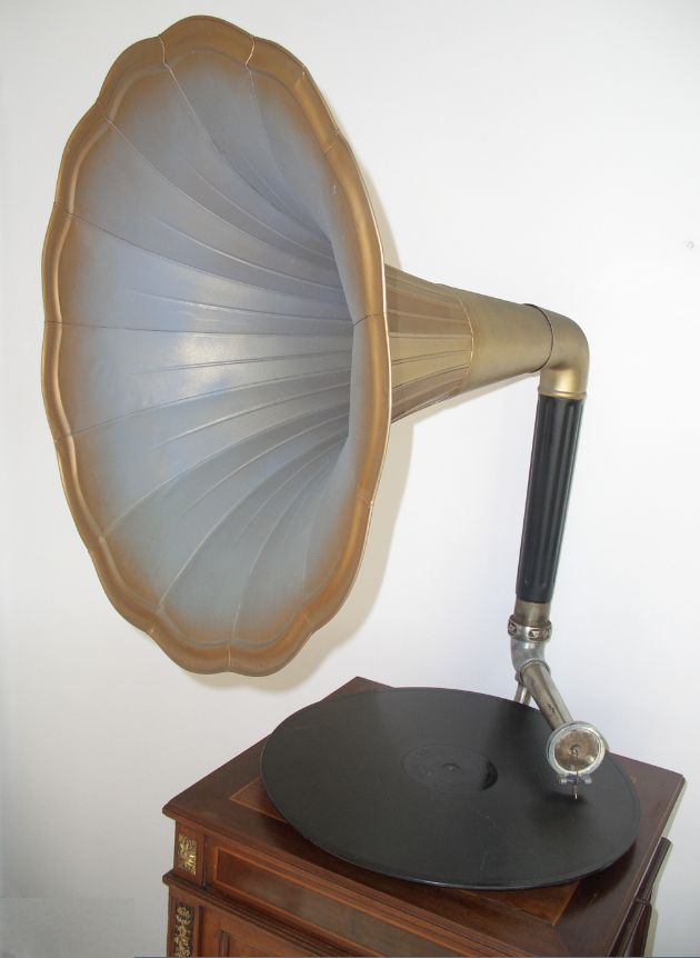 Stand-Grammophon II-03